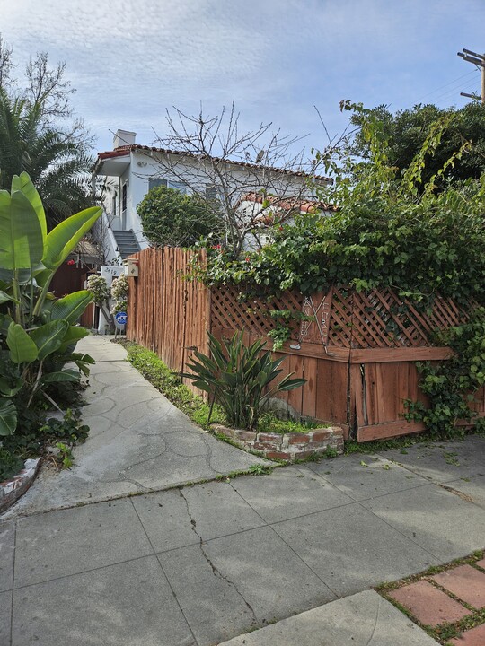 2417 Patricia Ave in Los Angeles, CA - Foto de edificio