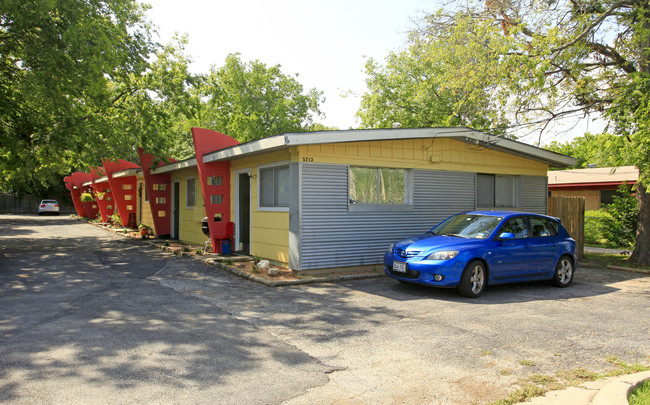 5213 Joe Sayers Ave in Austin, TX - Foto de edificio - Building Photo