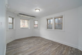 7609 S Coles Ave in Chicago, IL - Building Photo - Interior Photo