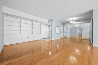 289 S Barrington Ave, Unit A107 in Los Angeles, CA - Building Photo - Building Photo