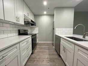 1730 S Harbor Way in Portland, OR - Building Photo - Building Photo