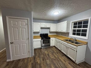 1211 Redbud St in Franklin, KY - Foto de edificio - Building Photo