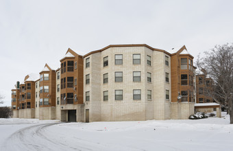 Summit Oaks Apartments in Coon Rapids, MN - Building Photo - Building Photo