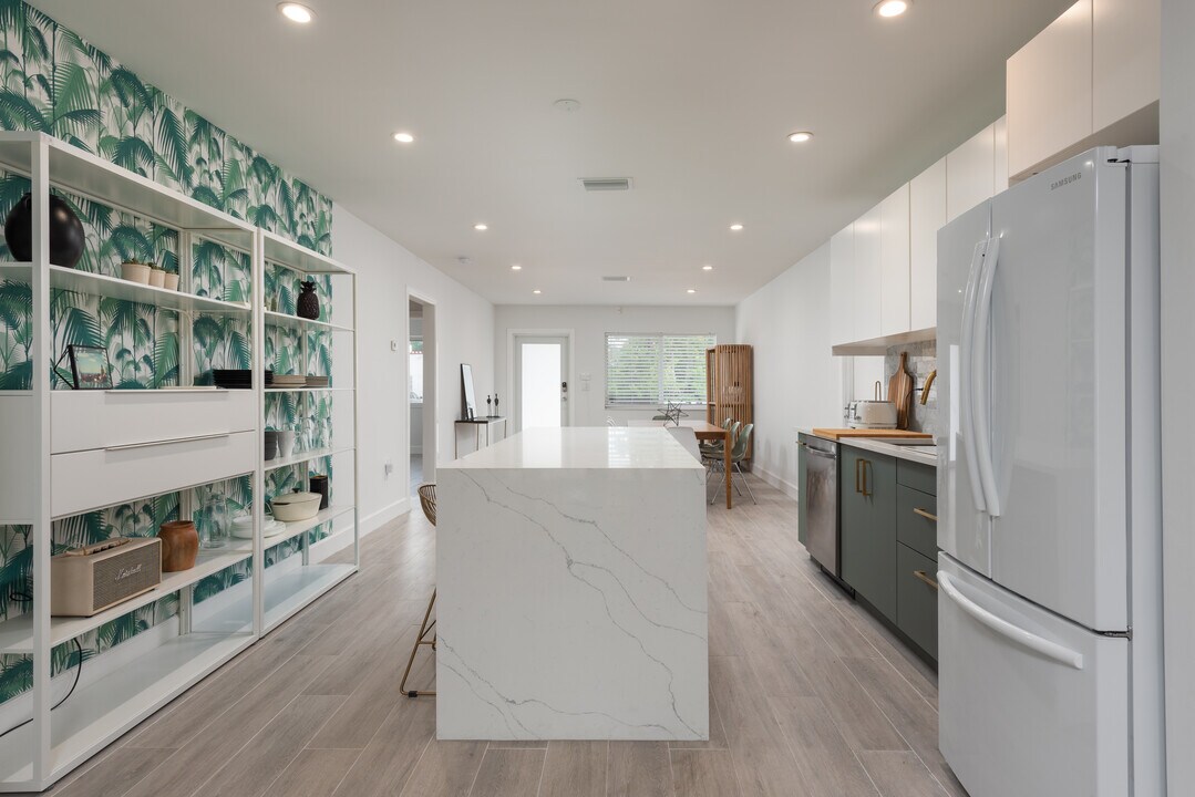 561 NW 50th St in Miami, FL - Building Photo