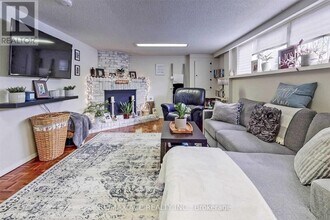 16 Hogan Dr in Toronto, ON - Building Photo - Building Photo