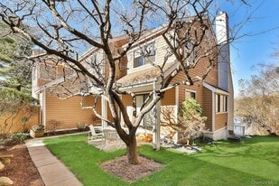 103 Rambling Brook Rd in Chappaqua, NY - Building Photo