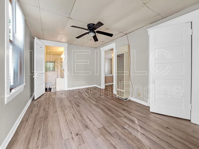 property at 1709 W Gaulbert Ave