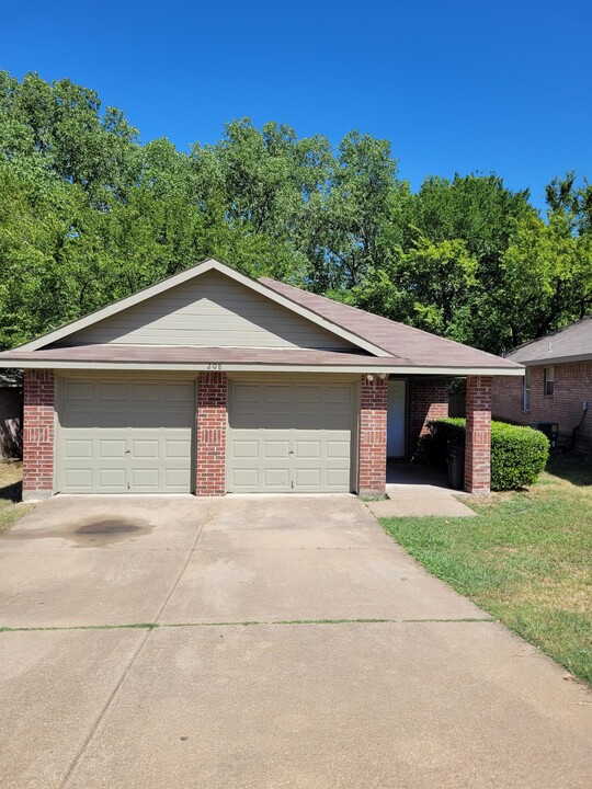 208 Alpine Dr in Desoto, TX - Building Photo