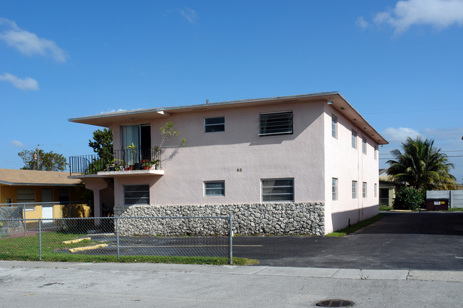 65 W 12th St in Hialeah, FL - Foto de edificio - Building Photo