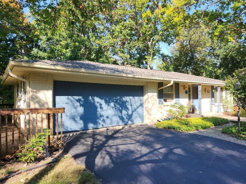 428 Hillcrest Dr in Fontana, WI - Building Photo
