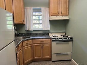 6 Glen Hollow Dr in Holtsville, NY - Building Photo - Building Photo