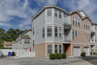 4815 Lake Dr in Virginia Beach, VA - Building Photo - Building Photo