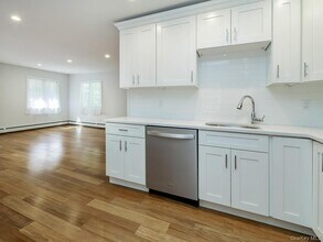 15 Albin St in Glen Cove, NY - Building Photo - Building Photo