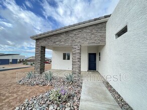2591 Trade Wind Dr in Bullhead City, AZ - Building Photo - Building Photo