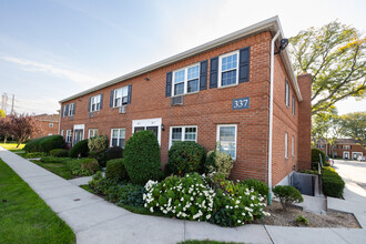 Crescent Woods in Bethpage, NY - Foto de edificio - Building Photo