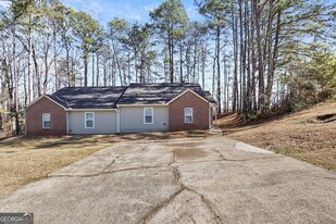 5454 Glen Haven Dr in Atlanta, GA - Building Photo