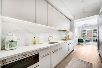 305 E 51st St in New York, NY - Building Photo - Building Photo