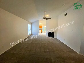 1037 Stableway Ln in Bedford, TX - Building Photo - Building Photo