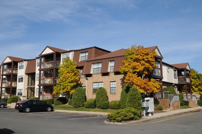 Woodbridge Center Plaza in Woodbridge, NJ - Building Photo - Building Photo
