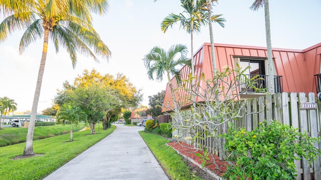 3211 Gardens E Dr in Palm Beach Gardens, FL - Building Photo - Building Photo