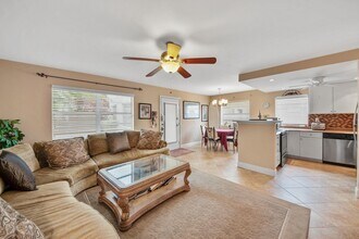 677 Normandy Ln in Delray Beach, FL - Foto de edificio - Building Photo