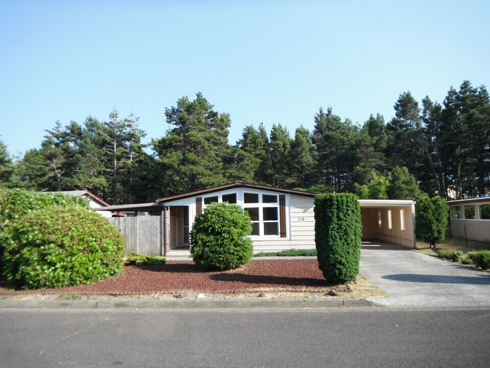 710 Siano Loop in Florence, OR - Building Photo