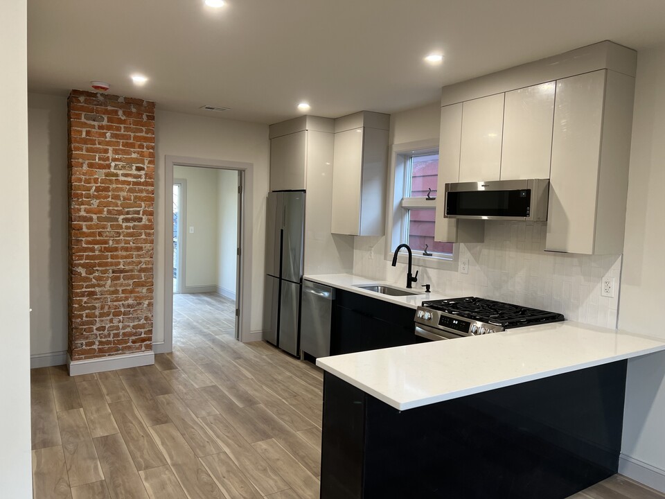 124 Hackensack St, Unit 2 in East Rutherford, NJ - Building Photo