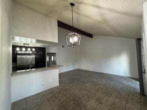 14839 Sherman Way, Unit 6 in Van Nuys, CA - Foto de edificio - Building Photo