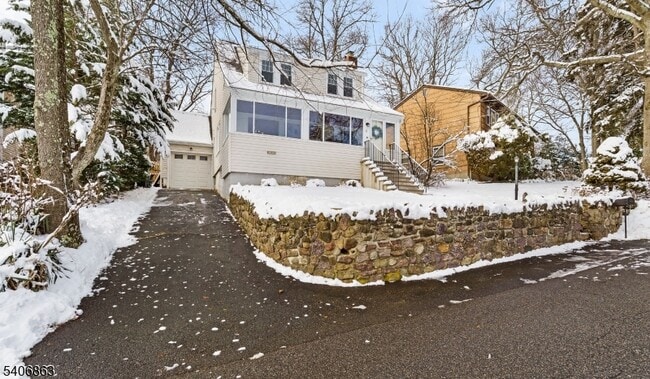 property at 11 Longview Trail E