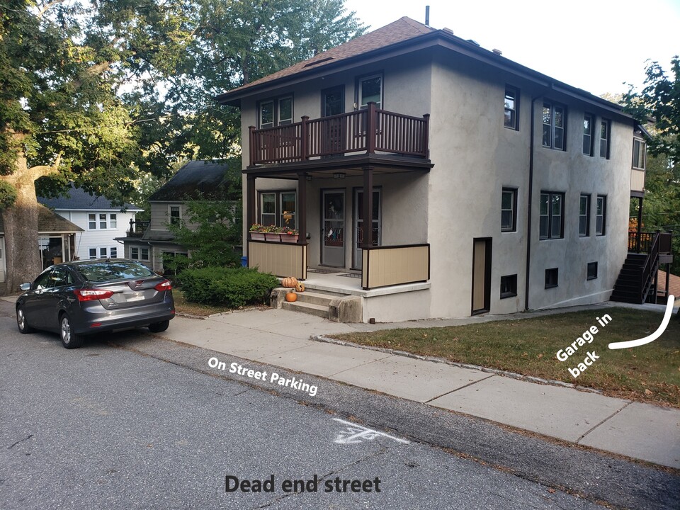 43 Sterling Rd, Unit Luxury upstairs apartment in Waltham, MA - Foto de edificio