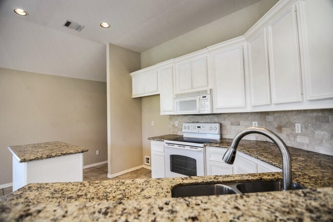 105 Cove Pl Ct in Montgomery, TX - Building Photo - Building Photo