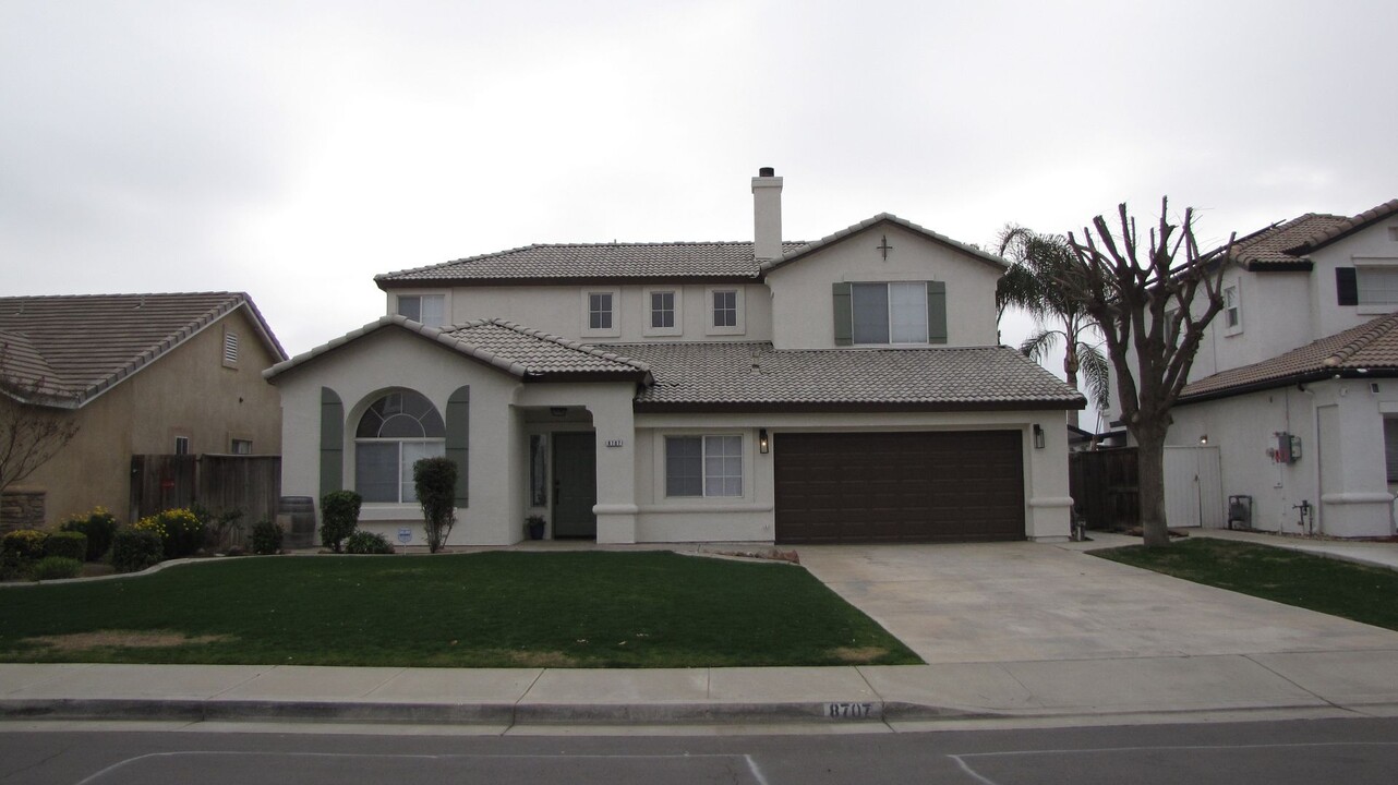 8707 Shoreview Dr in Bakersfield, CA - Building Photo