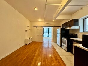303 E 53rd St, Unit #4 in New York, NY - Foto de edificio - Building Photo