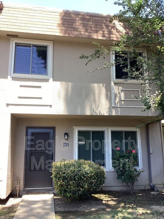 8812 Sawtelle Way in Sacramento, CA - Foto de edificio