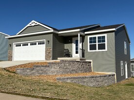 1512 Wedgewood Dr in Watertown, WI - Building Photo