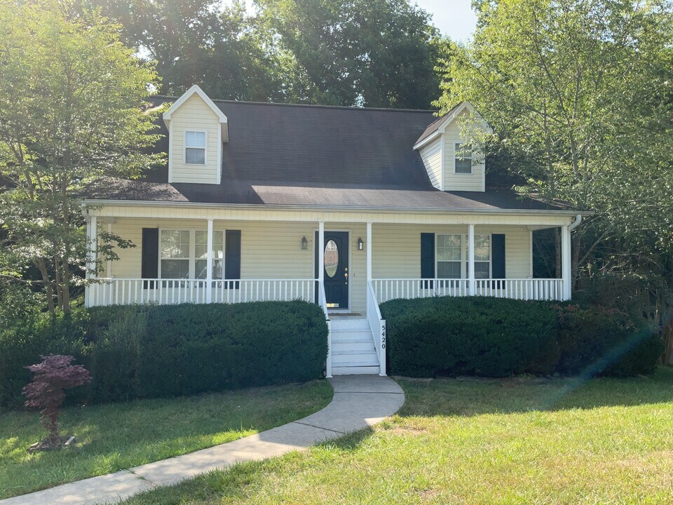 5420 Springhouse Farm Rd in Winston-Salem, NC - Foto de edificio