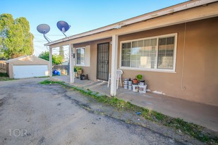 2824 Primera Vis in Bakersfield, CA - Building Photo