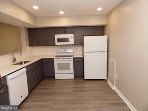 18024 Singing Pine Cir in Gaithersburg, MD - Building Photo - Building Photo