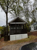 4 Lakefront Cir in Greer, SC - Building Photo