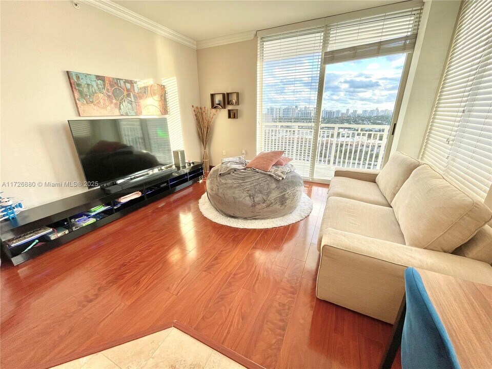 1745 E Hallandale Beach Blvd, Unit 1507W in Hallandale Beach, FL - Foto de edificio