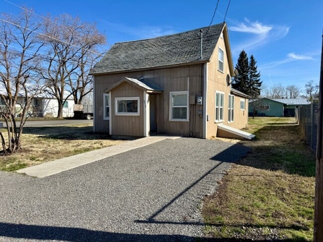 3213 N Alder St in La Grande, OR - Building Photo - Building Photo