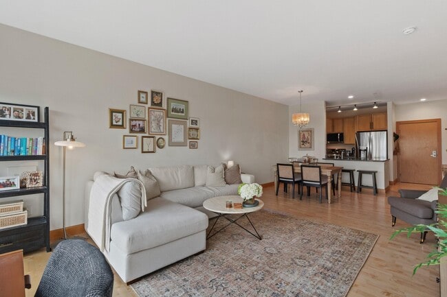 property at 1550 E Royall Pl