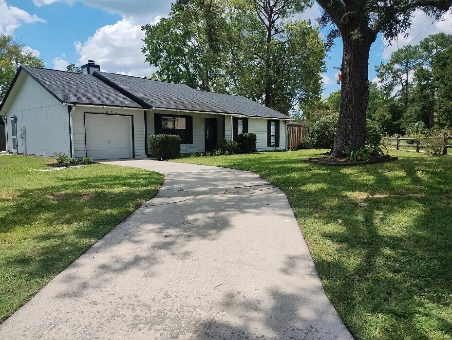 2822 Homestead Rd in Orange Park, FL - Building Photo