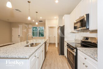 347 Halloran St SE in Palm Bay, FL - Foto de edificio - Building Photo