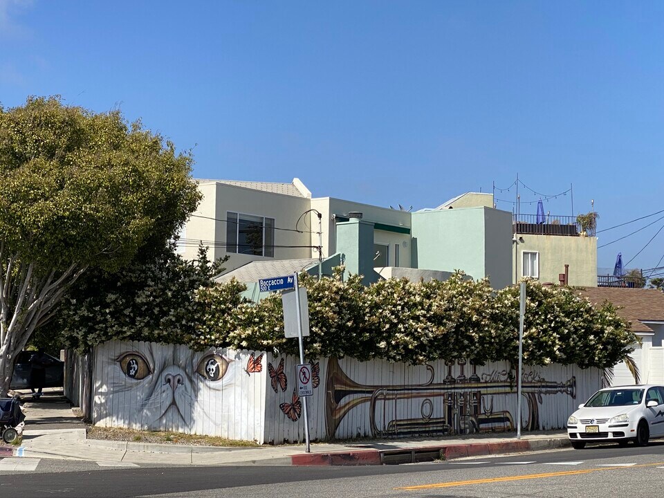 2332 Abbot Kinney Blvd in Venice, CA - Building Photo