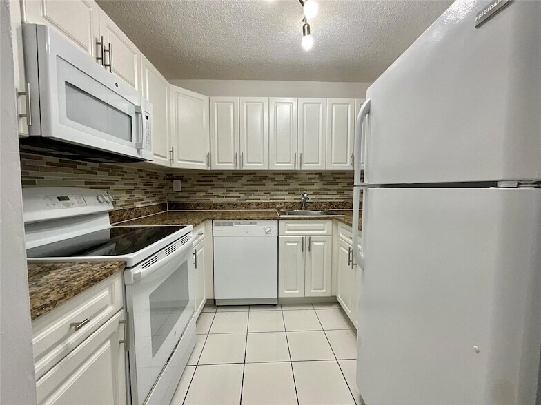 9517 Fontainebleau Blvd, Unit 631-611 in Miami, FL - Building Photo