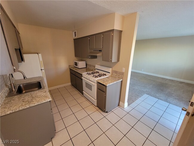 5248 Pebble Beach Blvd in Las Vegas, NV - Building Photo - Building Photo