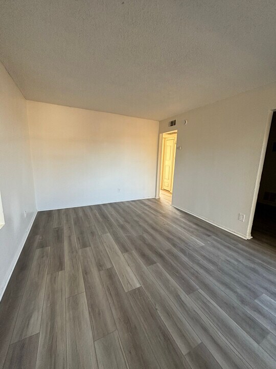 1134 E Ave Q in Palmdale, CA - Building Photo