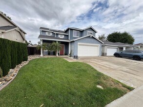 1833 Highland Way in Brentwood, CA - Building Photo - Building Photo