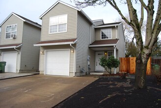 1074 SE Ash St in Dundee, OR - Building Photo - Building Photo